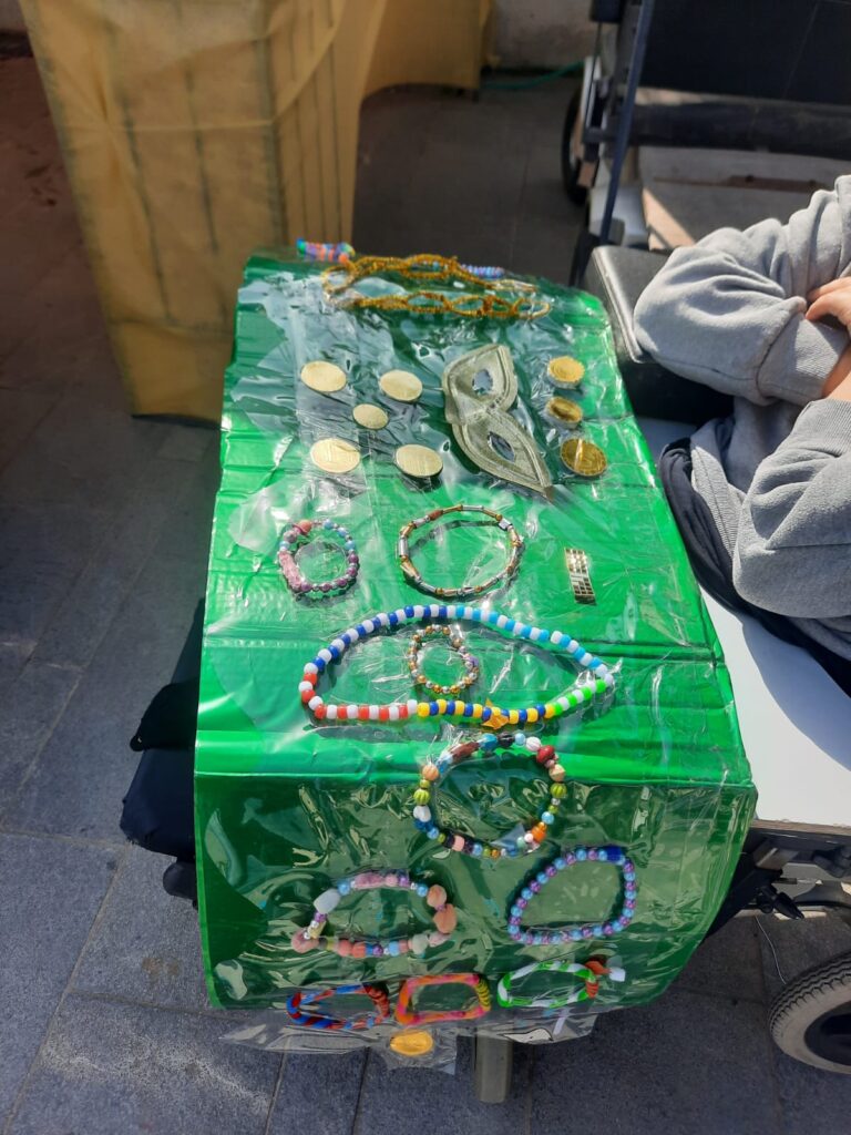 מוכרת תכשיטים